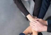 ΨΗΦΙΑΚΗ ΑΙΤΗΣΗ ΜΕΛΟΥΣ Οπτικό σύμβολο συνεργασίας και ομαδικότητας, προωθώντας συμμετοχή και δημοκρατικές αξίες.