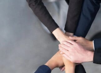 ΨΗΦΙΑΚΗ ΑΙΤΗΣΗ ΜΕΛΟΥΣ Οπτικό σύμβολο συνεργασίας και ομαδικότητας, προωθώντας συμμετοχή και δημοκρατικές αξίες.