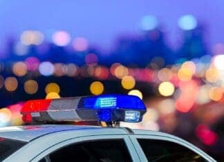 ΔΗΜΟΣΙΑ ΑΣΦΑΛΕΙΑ Αστυνομικό περιπολικό με σειρήνες σε νυχτερινή πόλη, σύμβολο δημόσιας ασφάλειας και κοινωνικής συνοχής.