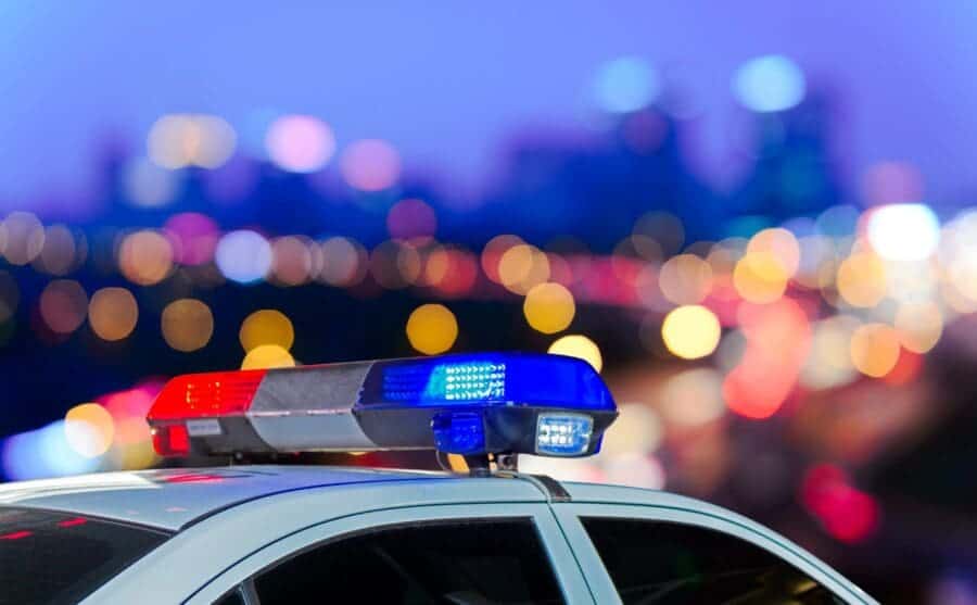 Περιστατικό Κυκλικής Δημοκρατίας στη σύγχρονη κοινωνία. Αστυνομικό περιπολικό με σειρήνες σε νυχτερινή πόλη, σύμβολο δημόσιας ασφάλειας και κοινωνικής συνοχής.