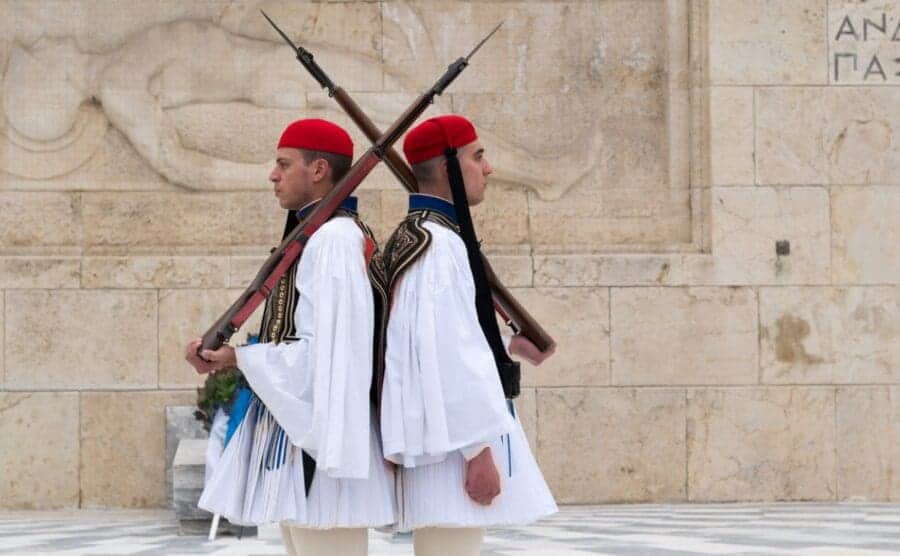 Τελετουργία Κυκλική Δημοκρατία. Άνδρες σε παραδοσιακή επετειακή στολή με όπλα σε επίσημη τελετή.