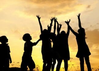 ΠΑΙΔΕΙΑ Αριθμός εικόνας: Μεγάλη ομάδα παιδιών σε εξωτερικό χώρο, χαιρετίζοντας και διασκεδάζοντας στο ηλιοβασίλεμα.