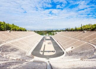 ΑΘΛΗΤΙΣΜΟΣ Ολυμπιακό στάδιο με σύγχρονη αρχιτεκτονική και πράσινο περιβάλλον.