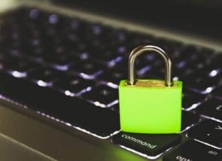 Τι πρέπει να γνωρίζουμε για να αντιμετωπίσουμε τα ηλεκτρονικά μηνύματα απάτης Πράσινο λουκέτο σε πληκτρολόγιο, συμβολίζει κυκλική δημοκρατία και ψηφιακή προστασία.