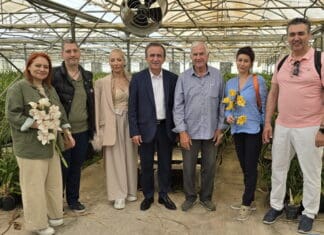 ΕΠΙΣΚΕΨΗ ΣΤΑ ΘΕΡΜΟΚΗΠΙΑ ΟΡΧΙΔΕΑΣ ΤΟΥ κ. ΑΜΥΡΣΩΝΗ ΓΙΑΚΟΥΜΗ ΣΤΗΝ ΣΑΜΟ. Ομάδα στο θερμοκήπιο με φυτά και λουλούδια, προώθηση βιώσιμης ανάπτυξης και συμμετοχικής δημοκρατίας.