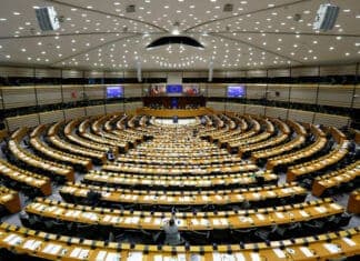 Ευρωεκλογές 2024 – Ποιες είναι οι αρμοδιότητες ενός Ευρωβουλευτή ; Ευρωπαϊκή κοινωνική συζήτηση σε συνεδριακό χώρο.