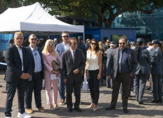 ΔΕΛΤΙΟ ΤΥΠΟΥ 14-09-2025 Ομάδα ανθρώπων σε εκδήλωση με έμφαση στη δημοκρατία και την κοινότητα.