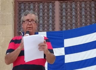 ΤΟ ΠΑΡΑΜΥΘΙ ΤΟΥ ΠΟΛΥΤΕΧΝΕΙΟΥ Ομιλητής με ελληνική σημαία, παρουσιάζει σε εκδήλωση για Κυκλική Δημοκρατία.