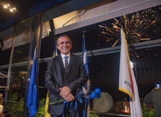 27/9/2024 – Μεγάλη Εκδήλωση Παρουσίασης της ΚΥΚΛΙΚΗΣ ΔΗΜΟΚΡΑΤΙΑΣ στη Θεσσαλονίκη Ομιλητής με λουλούδι, φόντο πυροτεχνήματα, σύμβολα δημοκρατίας.