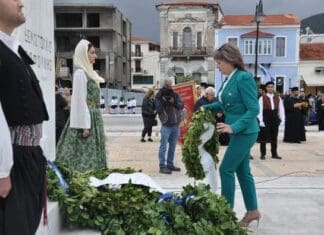 Εορτασμός 112ης Επετείου Ένωσης της Σάμου με τη μητέρα Ελλάδα Πρόεδρος ρίχνει στεφάνι σε εκδήλωση διαμαρτυρίας.