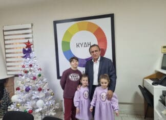 ΚΑΛΑΝΤΑ ΣΤΑ ΓΡΑΦΕΙΑ ΜΑΣ Άνθρωποι και ηγέτες σε εκδήλωση Κυκλικής Δημοκρατίας.