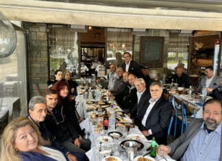 Επίσκεψη της ΚΥΚΛΙΚΗΣ ΔΗΜΟΚΡΑΤΙΑΣ στη Λάρισα – Παρασκευή 16 Μαΐου 2025 Ομάδα συζητούν σε καφέ για την Κυκλική Δημοκρατία και βιωσιμότητα.