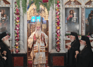 ΕΠΙΣΚΕΨΗ ΤΗΣ ΚΥΚΛΙΚΗΣ ΔΗΜΟΚΡΑΤΙΑΣ ΣΤΟΝ ΜΗΤΡΟΠΟΛΙΤΗ ΣΑΜΟΥ-ΙΚΑΡΙΑΣ -ΦΟΥΡΝΩΝ ΚΑΙ ΚΟΡΣΕΩΝ κ.κ. ΕΥΣΕΒΙΟ Αρχιεπίσκοπος στην κυκλική δημοκρατία, ορθόδοξη θρησκευτική τελετή με πνευματικούς.