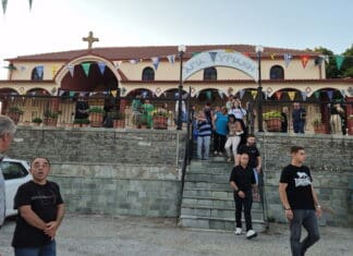 ΠΕΡΙΟΔΕΙΑ ΣΕ ΠΟΛΕΙΣ ΚΑΙ ΧΩΡΙΑ ΤΗΣ ΗΠΕΙΡΟΥ Εικόνα με άτομα έξω από εκκλησία, συμβολίζει κοινοτική συμμετοχή και δημοκρατική διάθεση.