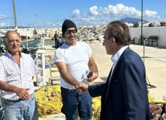 ΣΥΝΑΝΤΗΣΗ ΜΕ ΤΟΝ ΠΡΟΕΔΡΟ ΑΛΙΕΩΝ ΣΑΜΟΥ Επαφή με την κοινότητα και την τοπική οικονομία στη ναυτική περιοχή.