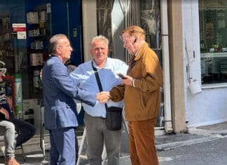 ΔΕΛΤΙΟ ΤΥΠΟΥ 6-10-2025 Εικόνα από δημόσια συζήτηση για κυκλική δημοκρατία και συμμετοχική πολιτική σε δημόσιο χώρο.