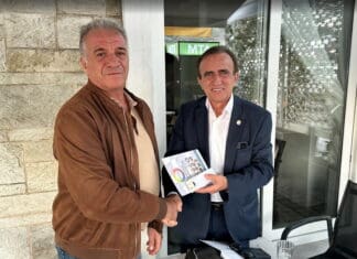 ΔΕΛΤΙΟ ΤΥΠΟΥ 03-10-2025 Άνθρωποι συζητούν για δημοκρατία και συμμετοχή σε κυκλική διακυβέρνηση.