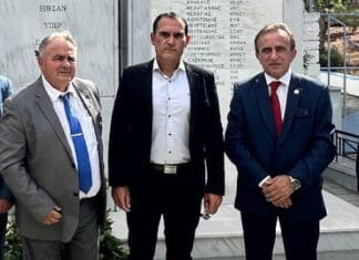 ΔΕΛΤΙΟ ΤΥΠΟΥ Άνθρωποι σε εκδήλωση Κυκλικής Δημοκρατίας, πολιτικά πρόσωπα, μνημείο, κοινωνική συμμετοχή.