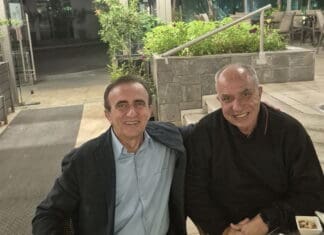 ΑΝΑΚΟΙΝΩΣΗ: 30-09-2025 Ανδρες σε συζήτηση σε καφέ, προωθώντας την κυκλική δημοκρατία και συμμετοχικές αξίες.