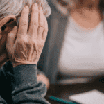 Η ΚΥΒΕΡΝΗΣΗ ΕΜΠΑΙΖΕΙ ΤΟΥΣ ΣΥΝΤΑΞΙΟΥΧΟΥΣ: ΜΙΚΡΟΠΟΛΙΤΙΚΗ ΣΕ ΑΝΘΡΩΠΟΥΣ ΣΤΟ ΟΡΙΟ ΤΗΣ ΦΤΩΧΕΙΑΣ! Άτομο με χέρια στο πρόσωπο, έκφραση ανησυχίας, κοινωνική συνοχή, συμμετοχή.