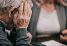 Η ΚΥΒΕΡΝΗΣΗ ΕΜΠΑΙΖΕΙ ΤΟΥΣ ΣΥΝΤΑΞΙΟΥΧΟΥΣ: ΜΙΚΡΟΠΟΛΙΤΙΚΗ ΣΕ ΑΝΘΡΩΠΟΥΣ ΣΤΟ ΟΡΙΟ ΤΗΣ ΦΤΩΧΕΙΑΣ! Άτομο με χέρια στο πρόσωπο, έκφραση ανησυχίας, κοινωνική συνοχή, συμμετοχή.