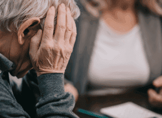 Η ΚΥΒΕΡΝΗΣΗ ΕΜΠΑΙΖΕΙ ΤΟΥΣ ΣΥΝΤΑΞΙΟΥΧΟΥΣ: ΜΙΚΡΟΠΟΛΙΤΙΚΗ ΣΕ ΑΝΘΡΩΠΟΥΣ ΣΤΟ ΟΡΙΟ ΤΗΣ ΦΤΩΧΕΙΑΣ! Άτομο με χέρια στο πρόσωπο, έκφραση ανησυχίας, κοινωνική συνοχή, συμμετοχή.