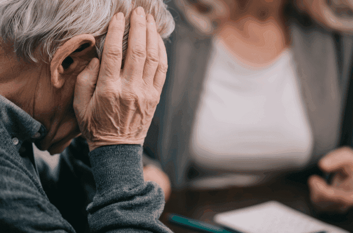 Κυκλική Δημοκρατία. Άτομο με χέρια στο πρόσωπο, έκφραση ανησυχίας, κοινωνική συνοχή, συμμετοχή.