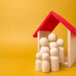 Η ΑΠΟΤΥΧΗΜΕΝΗ ΕΠΙΣΤΡΟΦΗ ΕΝΟΙΚΙΟΥ – ΜΙΑ ΑΚΟΜΑ ΠΡΟΣΒΟΛΗ ΣΤΗΝ ΚΟΙΝΩΝΙΑ Εικόνα με ξύλινες φιγούρες και σπιτάκι, συμβολίζει την κυκλική δημοκρατία και κοινοβουλευτική συμμετοχή.