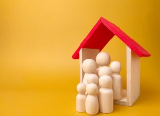 Η ΑΠΟΤΥΧΗΜΕΝΗ ΕΠΙΣΤΡΟΦΗ ΕΝΟΙΚΙΟΥ – ΜΙΑ ΑΚΟΜΑ ΠΡΟΣΒΟΛΗ ΣΤΗΝ ΚΟΙΝΩΝΙΑ Εικόνα με ξύλινες φιγούρες και σπιτάκι, συμβολίζει την κυκλική δημοκρατία και κοινοβουλευτική συμμετοχή.