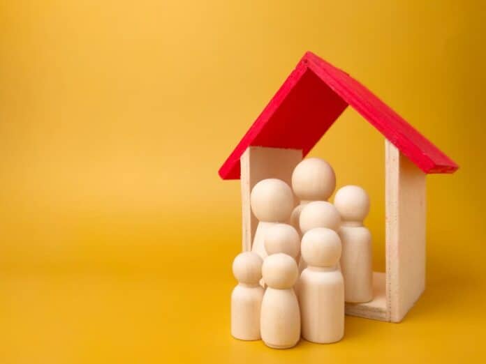 Κυκλική Δημοκρατία. Εικόνα με ξύλινες φιγούρες και σπιτάκι, συμβολίζει την κυκλική δημοκρατία και κοινοβουλευτική συμμετοχή.