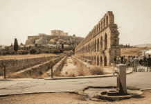 Η ΑΠΑΡΑΔΕΚΤΗ ΟΜΟΛΟΓΙΑ ΤΗΣ ΚΥΒΕΡΝΗΣΗΣ ΓΙΑ ΤΗ ΛΕΙΨΥΔΡΙΑ ΚΑΙ Η ΕΠΙΒΟΛΗ ΝΕΩΝ ΒΑΡΩΝ ΣΤΟΥΣ ΠΟΛΙΤΕΣ Αρχαία Αγορά στην Αθήνα, σύμβολο της δημοκρατίας και της συμμετοχής του λαού.