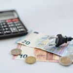 Η ΑΚΡΙΒΕΙΑ ΕΙΝΑΙ ΠΟΛΙΤΙΚΗ ΕΠΙΛΟΓΗ! ΤΕΛΟΣ ΣΤΗΝ ΑΝΟΧΗ ΠΡΟΣ ΤΑ ΚΑΡΤΕΛ! Οικονομικά εργαλεία και Κυκλική Δημοκρατία με εικαστικό ηλεκτρικό φορτιστή, ευρώ και νομίσματα.