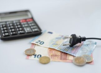 Η ΑΚΡΙΒΕΙΑ ΕΙΝΑΙ ΠΟΛΙΤΙΚΗ ΕΠΙΛΟΓΗ! ΤΕΛΟΣ ΣΤΗΝ ΑΝΟΧΗ ΠΡΟΣ ΤΑ ΚΑΡΤΕΛ! Οικονομικά εργαλεία και Κυκλική Δημοκρατία με εικαστικό ηλεκτρικό φορτιστή, ευρώ και νομίσματα.