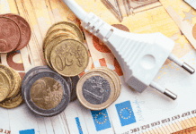 ΑΚΡΙΒΕΙΑ ΣΟΚ ΚΑΙ ΜΙΣΘΟΙ ΠΕΙΝΑΣ: Η ΚΥΒΕΡΝΗΣΗ ΑΡΝΕΙΤΑΙ ΝΑ ΔΕΙ ΤΗΝ ΠΡΑΓΜΑΤΙΚΟΤΗΤΑ! Εικόνα με νομίσματα ευρώ και ηλεκτρική πρίζα, συμβολίζοντας την οικονομική και ενεργειακή βιωσιμότητα, ενισχύοντας την κουλτούρα της κυκλικής δημοκρατίας.