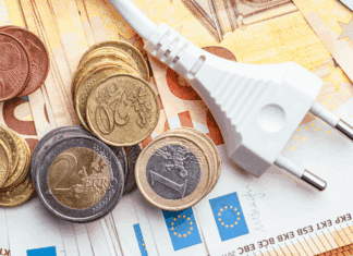 ΑΚΡΙΒΕΙΑ ΣΟΚ ΚΑΙ ΜΙΣΘΟΙ ΠΕΙΝΑΣ: Η ΚΥΒΕΡΝΗΣΗ ΑΡΝΕΙΤΑΙ ΝΑ ΔΕΙ ΤΗΝ ΠΡΑΓΜΑΤΙΚΟΤΗΤΑ! Εικόνα με νομίσματα ευρώ και ηλεκτρική πρίζα, συμβολίζοντας την οικονομική και ενεργειακή βιωσιμότητα, ενισχύοντας την κουλτούρα της κυκλικής δημοκρατίας.