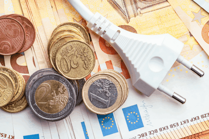 Κυκλική Δημοκρατία. Εικόνα με νομίσματα ευρώ και ηλεκτρική πρίζα, συμβολίζοντας την οικονομική και ενεργειακή βιωσιμότητα, ενισχύοντας την κουλτούρα της κυκλικής δημοκρατίας.