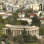 Ο “Πλούτος” των Ελλήνων: Μια Εικονική Πραγματικότητα Που Κρύβει την Καταστροφή του Πληθωρισμού Αρχαίο Θέατρο στην Αθήνα, συμβολική εικόνα δημοκρατίας και κυκλικής διακυβέρνησης.