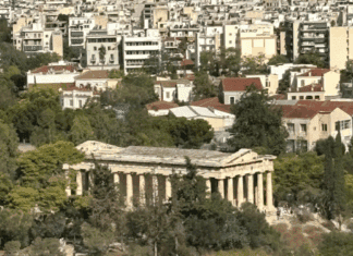 Ο “Πλούτος” των Ελλήνων: Μια Εικονική Πραγματικότητα Που Κρύβει την Καταστροφή του Πληθωρισμού Αρχαίο Θέατρο στην Αθήνα, συμβολική εικόνα δημοκρατίας και κυκλικής διακυβέρνησης.