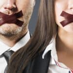 ΟΠΕΚΕΠΕ-GATE: Το Σκάνδαλο που Απειλεί τα Θεμέλια της Κυβέρνησης Μητσοτάκη! Ανθρώπινες εικόνες με μάσκες, διαμαρτυρία για τη δημοκρατία, πολιτική ελευθερία και δικαιώματα.