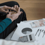 Η ΚΑΤΑΠΤΥΣΤΗ κοροϊδία των 250 ευρώ και η ΕΓΚΛΗΜΑΤΙΚΗ παραμέληση της 13ης Σύνταξης. Οικονομική διαχείριση και βιωσιμότητα στην Κυκλική Δημοκρατία. Συνεργασία και καινοτομία στην κοινωνία.