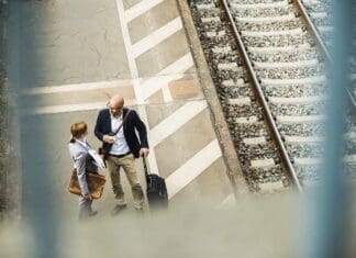 Η ΚΥΒΕΡΝΗΣΗ ΥΠΟΣΧΕΤΑΙ ΤΑΧΥΤΗΤΕΣ ΣΤΟΝ ΣΙΔΗΡΟΔΡΟΜΟ ΕΝΩ ΔΙΠΛΑΣΙΑΖΕΙ ΤΙΣ ΜΕΡΕΣ ΑΝΑΜΟΝΗΣ ΣΤΗ ΔΙΚΑΙΟΣΥΝΗ Οικονομική και κοινωνική ανάπτυξη.