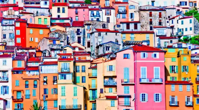 ΦΟΥΣΚΑ ΑΚΙΝΗΤΩΝ – Η ΚΥΒΕΡΝΗΣΗ ΤΗΣ ΑΝΕΠΑΡΚΕΙΑΣ ΧΑΝΕΙ ΕΚΑΤΟΜΜΥΡΙΑ ΕΣΟΔΑ! Ζωντανά πολυχρωματικά σπίτια στην ιταλική παραλία, Κυκλική Δημοκρατία, βιώσιμη ανάπτυξη.