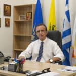 ΕΠΙΤΙΜΟ ΜΕΛΟΣ ΤΗΣ ΔΙΕΘΝΟΥΣ ΕΝΩΣΗΣ ΑΣΤΥΝΟΜΙΚΩΝ Ο ΠΡΟΕΔΡΟΣ κ. ΗΛΙΑΣ ΒΑΣΙΛΑΚΗΣ Ανδρας στο γραφείο με σημαίες και βιβλία, εκπροσωπεί τη δημοκρατική διαδικασία στη Κυκλική Δημοκρατία.