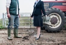 ΠΡΟΣΩΡΙΝΕΣ ΥΠΟΣΧΕΣΕΙΣ ΕΝ ΜΕΣΩ ΜΠΛΟΚΩΝ: Η ΚΥΒΕΡΝΗΣΗ ΑΝΤΙΔΡΑ ΣΤΗΝ ΚΡΙΣΗ ΜΕ ΑΣΑΦΕΙΕΣ ΚΑΙ ΓΡΑΦΕΙΟΚΡΑΤΙΑ Ανθρώπινη συζήτηση σε αγροτεμαχίου με γεωργικό εξοπλισμό.