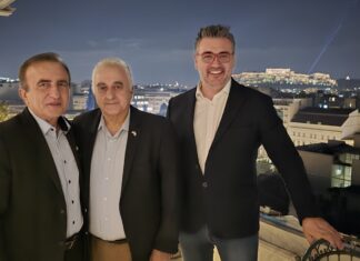 ΣΥΝΑΝΤΗΣΕΙΣ ΣΤΗΝ ΑΘΗΝΑ Αστυνομική συμβολική φωτογραφία με τρεις άνδρες σε rooftop με βλέμμα στην Αθήνα τη νύχτα, προβάλλοντας τη σημασία της κυκλικής δημοκρατίας.