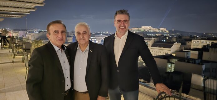 Αστυνομική συμβολική φωτογραφία με τρεις άνδρες σε rooftop με βλέμμα στην Αθήνα τη νύχτα, προβάλλοντας τη σημασία της κυκλικής δημοκρατίας.