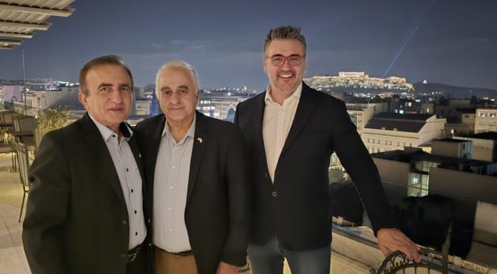 ΣΥΝΑΝΤΗΣΕΙΣ ΣΤΗΝ ΑΘΗΝΑ Αστυνομική συμβολική φωτογραφία με τρεις άνδρες σε rooftop με βλέμμα στην Αθήνα τη νύχτα, προβάλλοντας τη σημασία της κυκλικής δημοκρατίας.