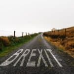 ΑΠΟ ΤΟ ΛΟΝΔΙΝΟ ΤΟΥ BREXIT ΣΤΙΣ ΕΞΑΓΓΕΛΙΕΣ ΤΗΣ ΑΠΟΓΝΩΣΗΣ – Η ΠΡΟΟΔΟΣ ΠΟΥ ΔΕΝ ΦΤΑΝΕΙ ΣΤΟΝ ΠΟΛΙΤΗ Οδική πινακίδα με τη λέξη "BREXIT" σε αγροτικό δρόμο, συμβολίζει αλλαγές και κρίσιμες αποφάσεις στην Ευρώπη.