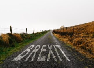 ΑΠΟ ΤΟ ΛΟΝΔΙΝΟ ΤΟΥ BREXIT ΣΤΙΣ ΕΞΑΓΓΕΛΙΕΣ ΤΗΣ ΑΠΟΓΝΩΣΗΣ – Η ΠΡΟΟΔΟΣ ΠΟΥ ΔΕΝ ΦΤΑΝΕΙ ΣΤΟΝ ΠΟΛΙΤΗ Οδική πινακίδα με τη λέξη "BREXIT" σε αγροτικό δρόμο, συμβολίζει αλλαγές και κρίσιμες αποφάσεις στην Ευρώπη.