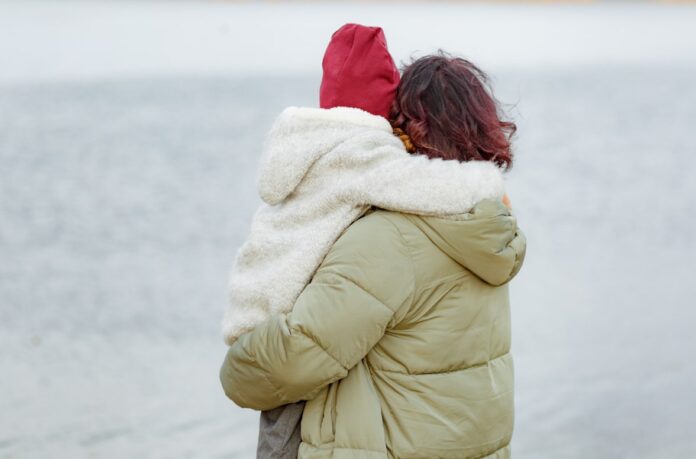 Αγκαλιά σε νέους για την Κυκλική Δημοκρατία.